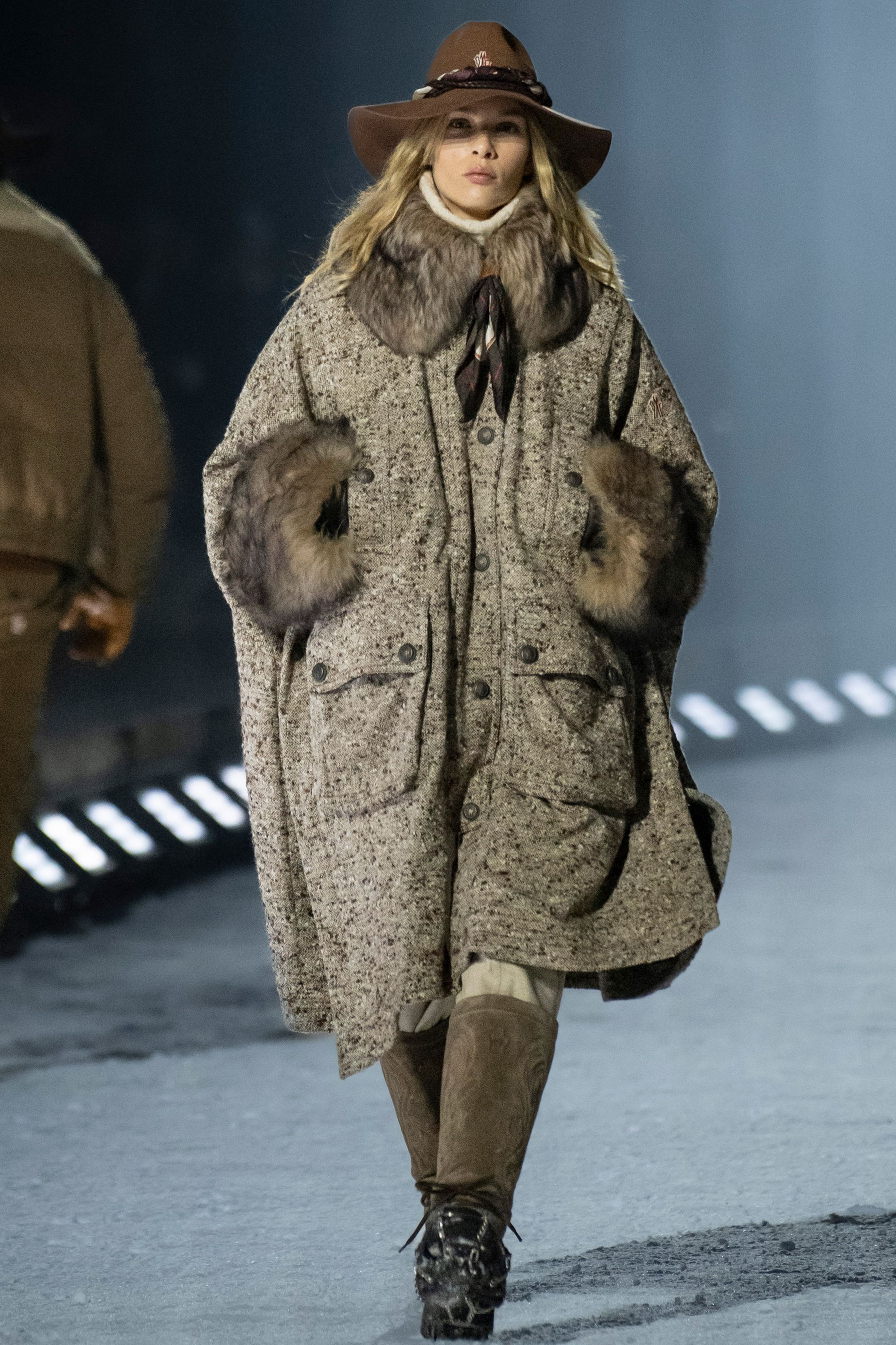 Moncler Grenoble将高山滑雪机能与都市冒险精神融合，羽绒、功能外壳与皮草细节交织出极寒环境下的时装表达，在冰雪跑道上释放硬核奢华-顽石频道趋势研究